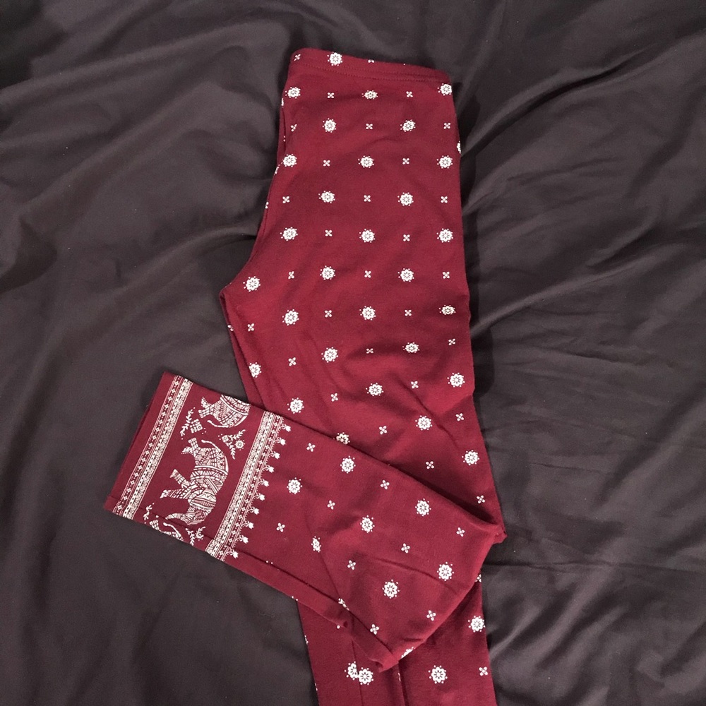 FITS WOMENS XS Cropped Red Leggings w Boho Pattern